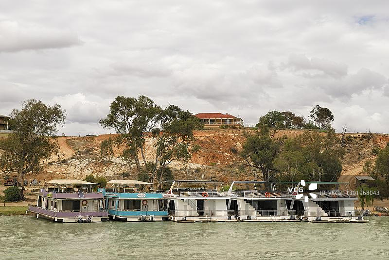 南澳大利亚伯里附近的墨累河上的船屋图片素材