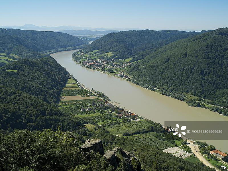 从阿格斯泰因城堡遗址眺望多瑙河谷和敦克尔施泰纳森林，瓦豪地区，下奥地利州，奥地利，欧洲图片素材