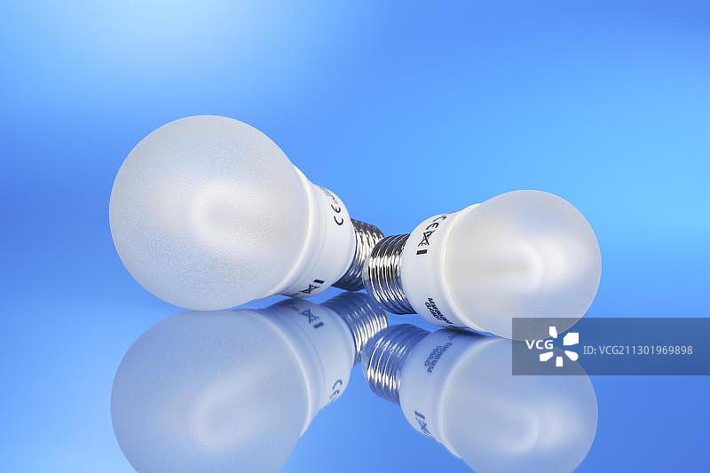 两个节能灯泡图片素材