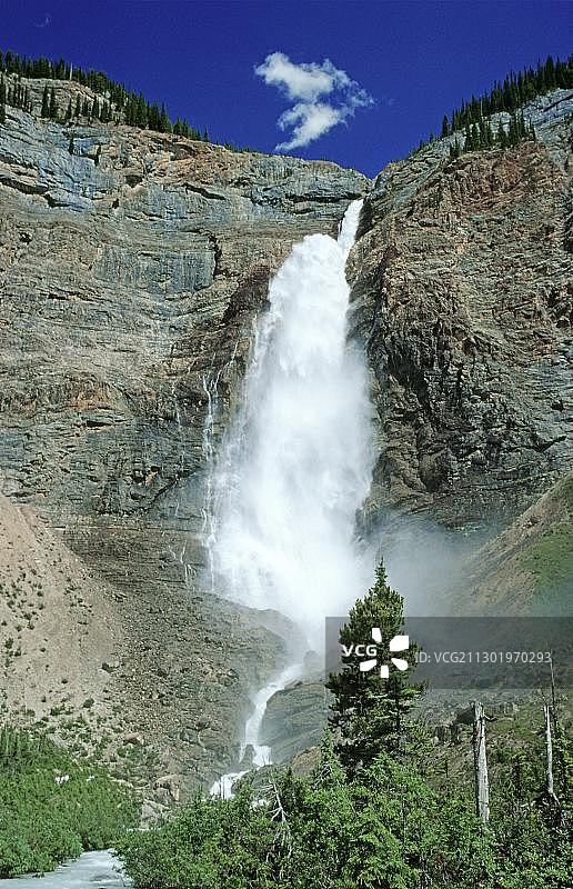 加拿大不列颠哥伦比亚省幽鹤国家公园的塔卡科瀑布图片素材