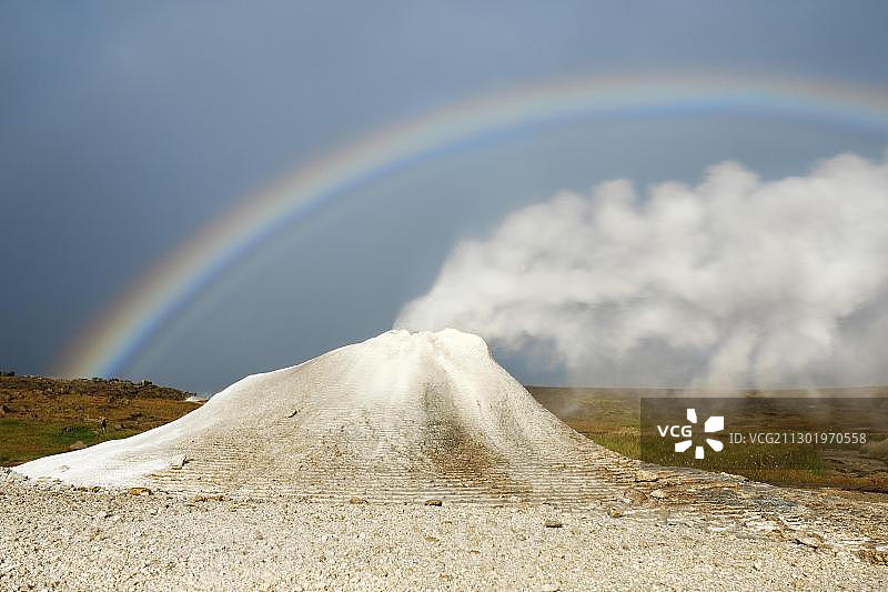 冰岛Hveravellir彩虹下的迷你火山状钙华丘图片素材