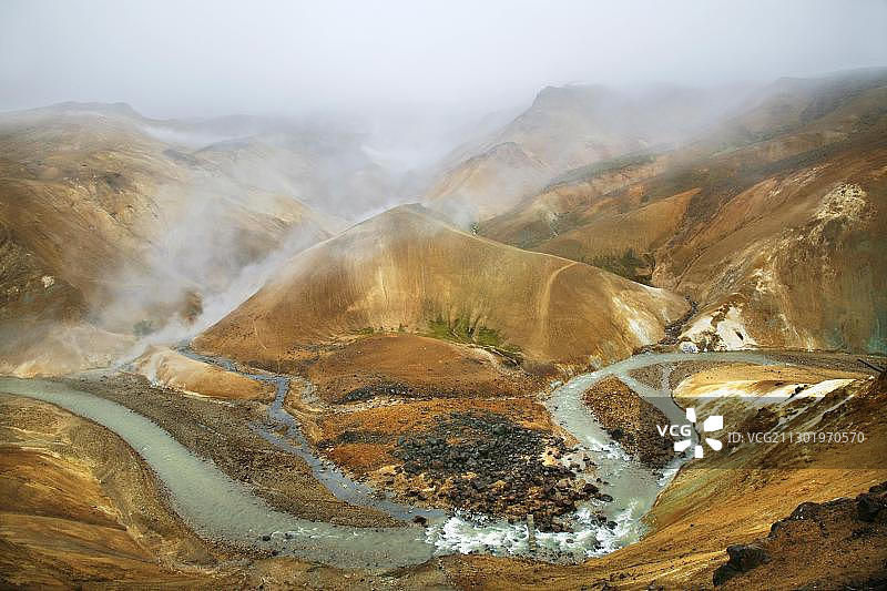 冰岛Kerlingarfjoell冰川下富含矿物质和色彩鲜艳的流纹岩山脉，溪流纵横交错图片素材
