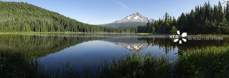 特里利姆湖倒映着胡德火山，全景，喀斯喀特山脉，俄勒冈州，美国，北美图片素材