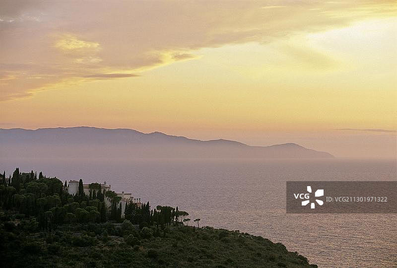 蓬塔卡拉格兰德酒店综合体，背靠吉利奥岛，阿根塔里奥山，格罗塞托省，托斯卡纳，意大利，欧洲图片素材