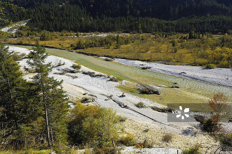 伊萨尔河，位于德国巴伐利亚州锡尔芬施泰因水库前图片素材