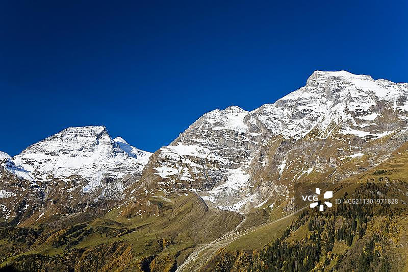 奥地利克恩顿州，大格洛克纳山高山公路旁的山脉，欧洲图片素材