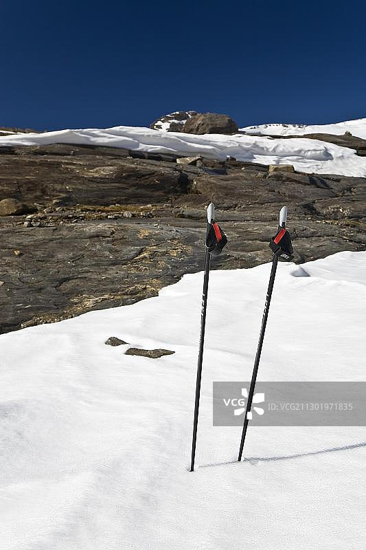 奥地利克恩顿州霍厄陶恩国家公园，奥伯瓦尔德小屋附近的北欧健走杖图片素材