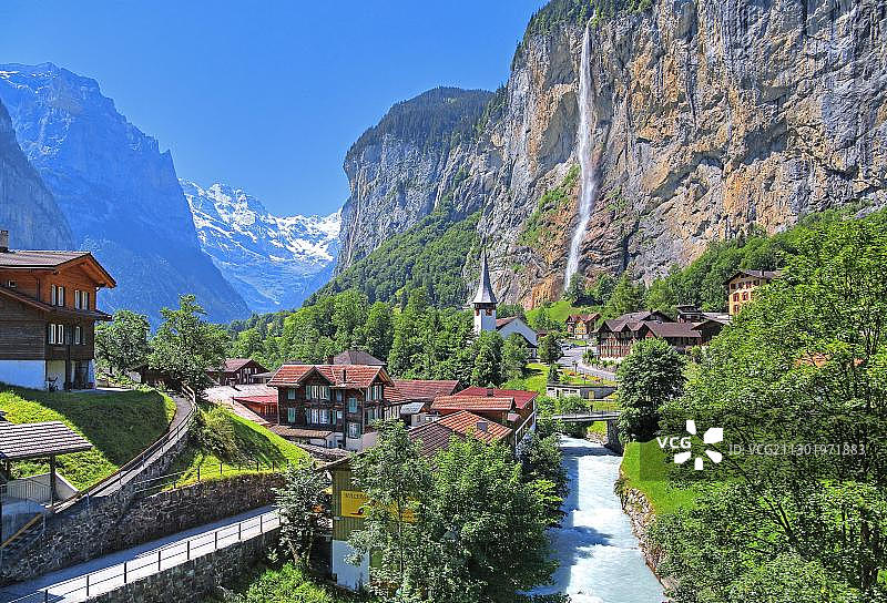 施陶河瀑布、劳特布龙嫩山谷村庄景观图片素材