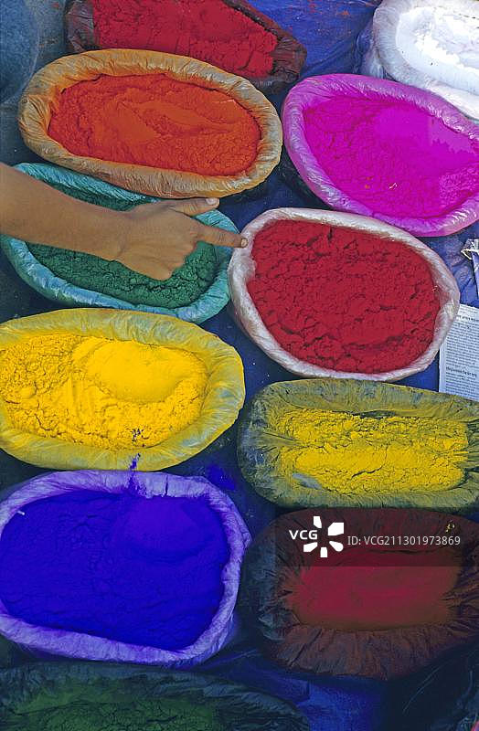 提哈节市场上色彩鲜艳的粉末袋,该节日是为期五天的光明与色彩的盛会,每年10月在尼泊尔加德满都举行,以纪念动物图片素材