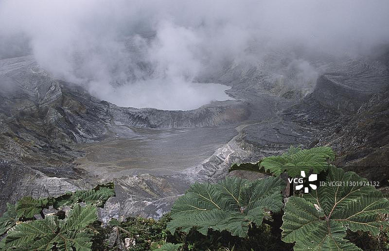 波阿斯火山主火山口景观，哥斯达黎加，中美洲图片素材