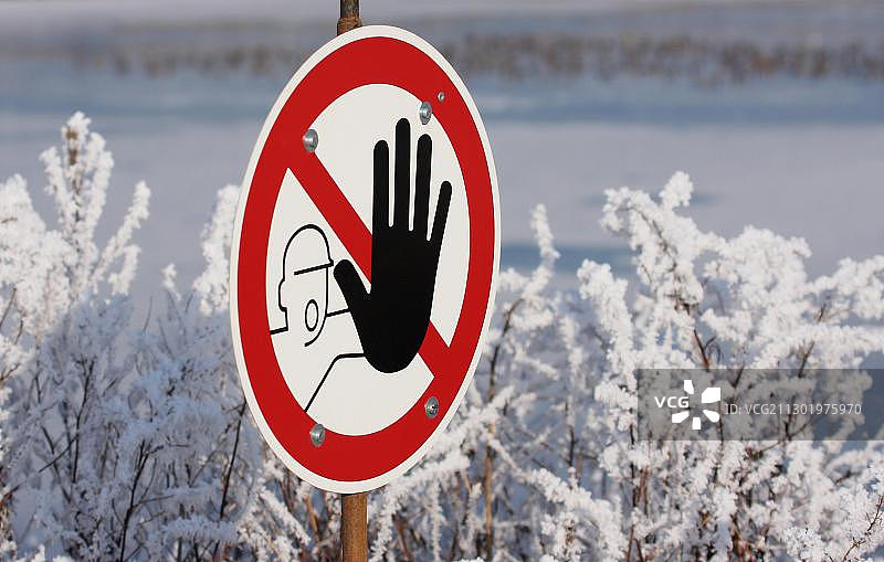 冬季景观：伸出黑手的停止标志（“禁止进入”）图片素材
