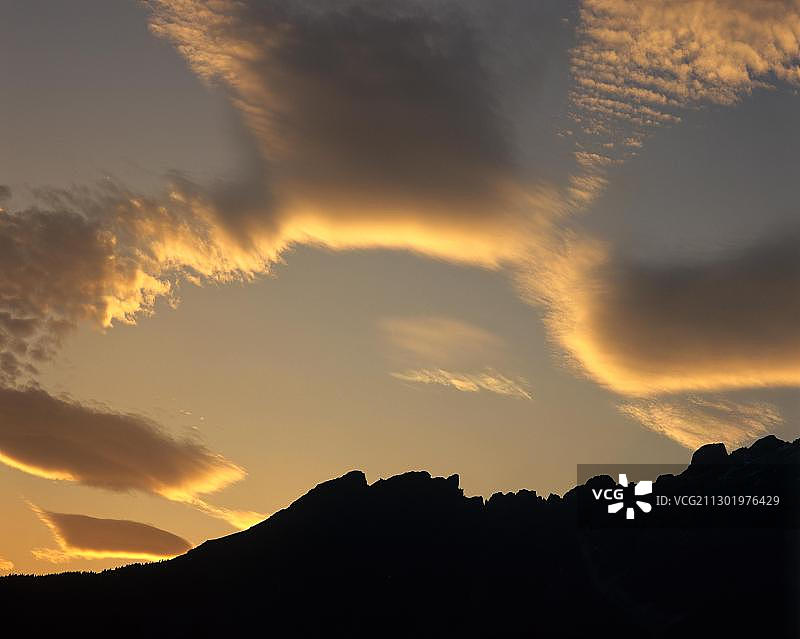 夜空辉光下的山脉剪影图片素材