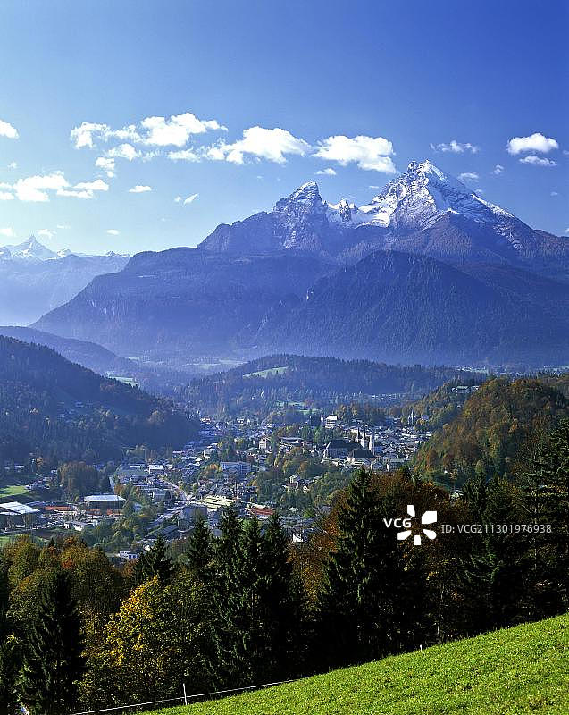 秋季瓦茨曼山景色，可远眺德国贝希特斯加登小镇图片素材