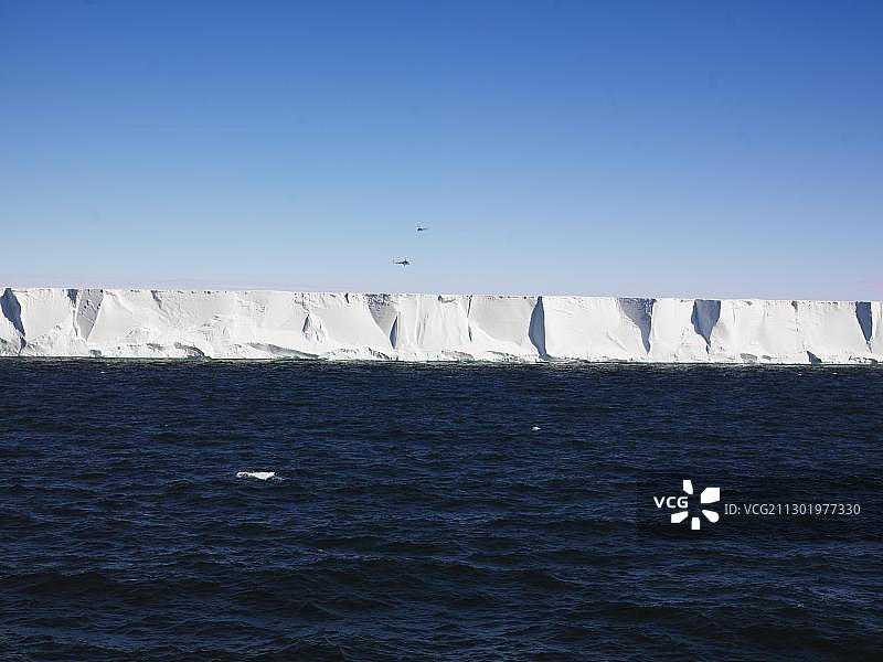 南极洲罗斯冰架，直升机飞过图片素材