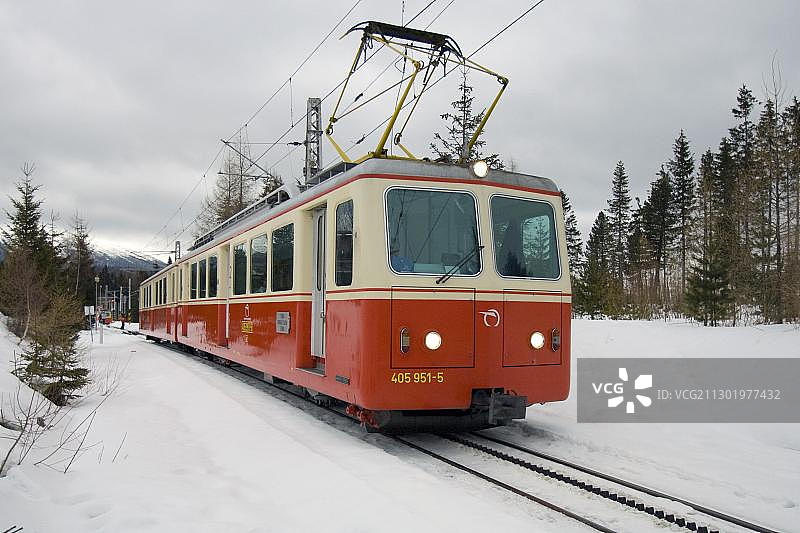 雪中的塔特拉电力铁路，斯特尔布斯凯普莱索，斯洛伐克，欧洲图片素材