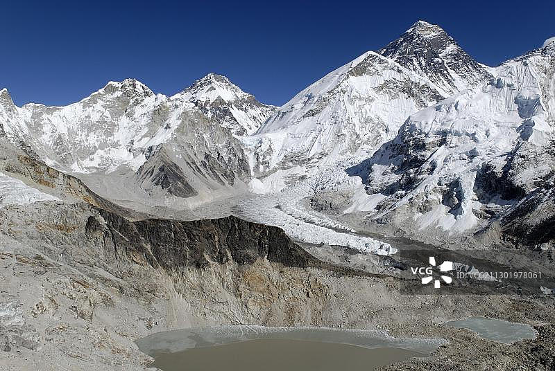 从卡拉帕塔（5545米）眺望珠穆朗玛峰（8850米）图片素材