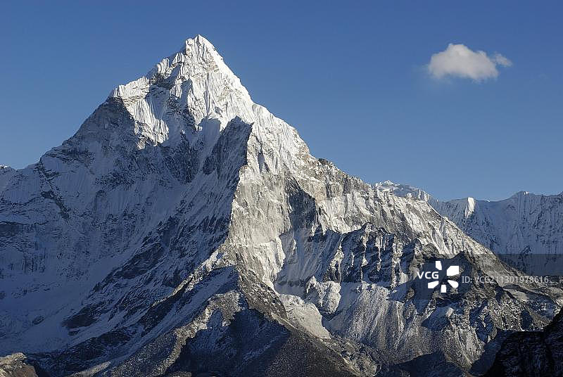 尼泊尔萨加玛塔国家公园昆布喜马拉雅山脉阿玛达布拉姆峰（6856米）图片素材