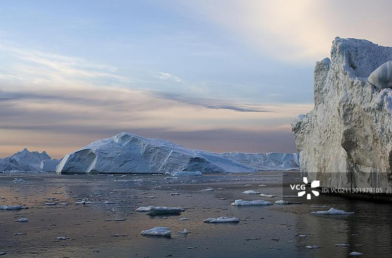 午夜时分拍摄的冰山，位于格陵兰西部伊卢利萨特附近的迪斯科湾图片素材