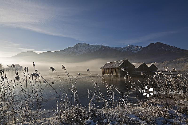 德国科赫尔湖畔雾气笼罩的船屋与芦苇图片素材