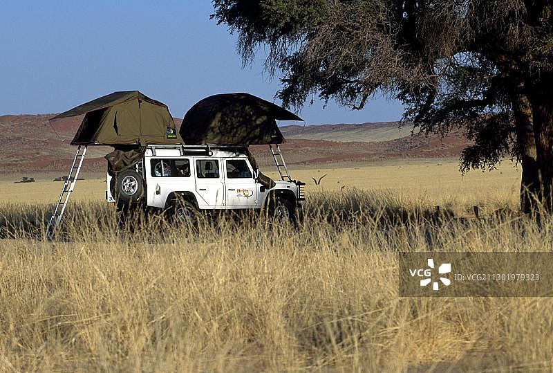 路虎车在纳米比亚纳米布-诺克路夫国家公园露营图片素材