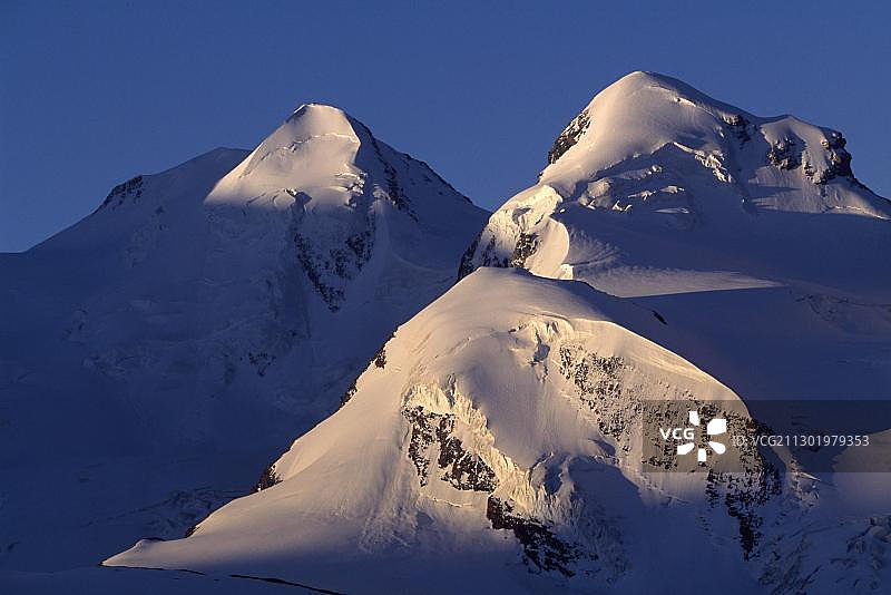 从策马特戈尔内格拉特观赏卡斯托尔峰和波吕克斯峰，瑞士瓦莱州图片素材