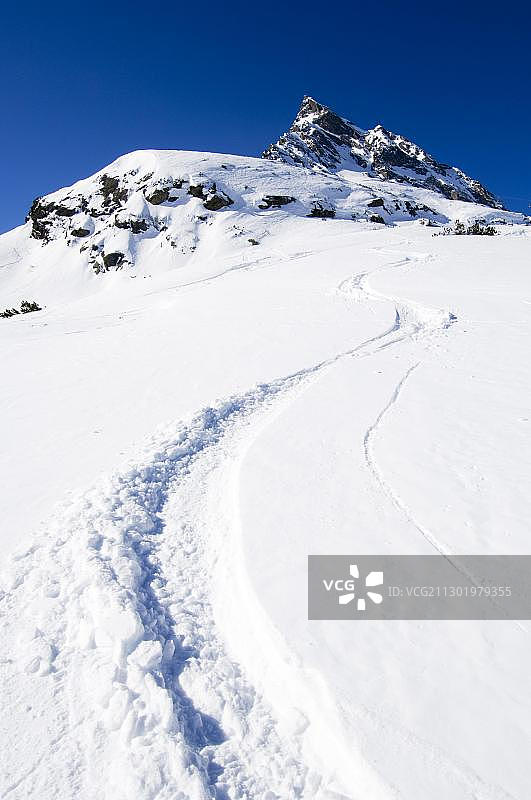 奥地利蒂罗尔州，加尔图尔，巴伦斯皮策雪地上的轨道图片素材