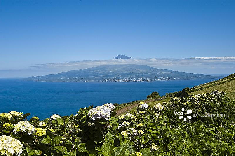 从亚速尔群岛法亚尔岛观看皮科岛和火山，葡萄牙，大西洋，欧洲图片素材
