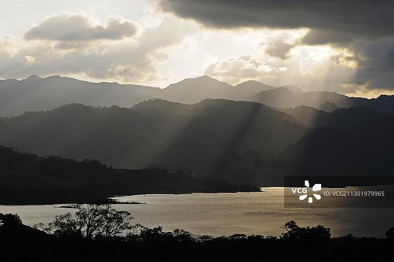 哥斯达黎加阿雷纳尔湖的傍晚光线图片素材