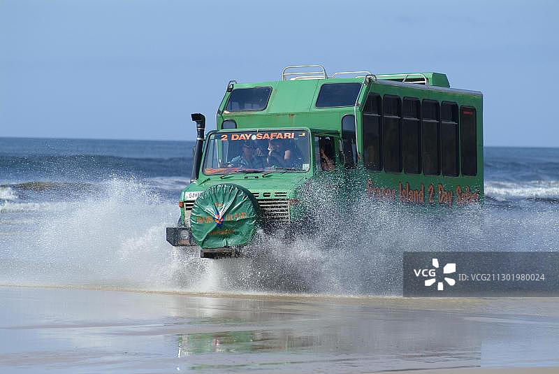 四驱巴士在澳大利亚昆士兰州弗雷泽岛海滩上行驶图片素材
