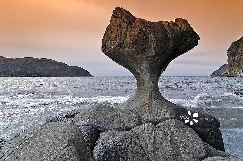 挪威沃克斯岛马洛伊附近岩石海岸的坎内斯泰宁岩层图片素材