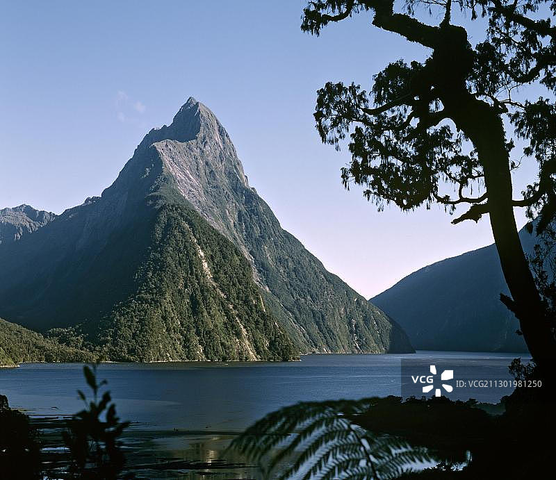 新西兰南岛米尔福德峡湾国家公园的米特峰图片素材