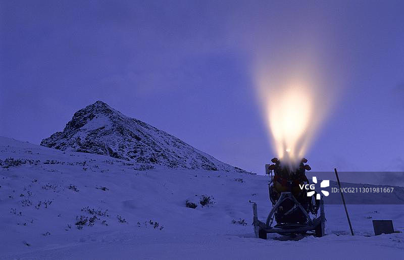 造雪机在奥地利蒂罗尔州 Kuehtai 制造雪图片素材