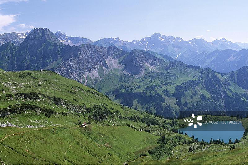 德国巴伐利亚阿尔卑斯湖、内贝尔峰、奥伯斯多夫全景图片素材