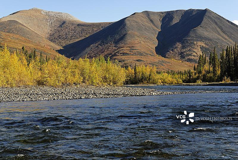 育空地区邓普斯特公路旁的黑石河和墓碑山，加拿大，北美图片素材