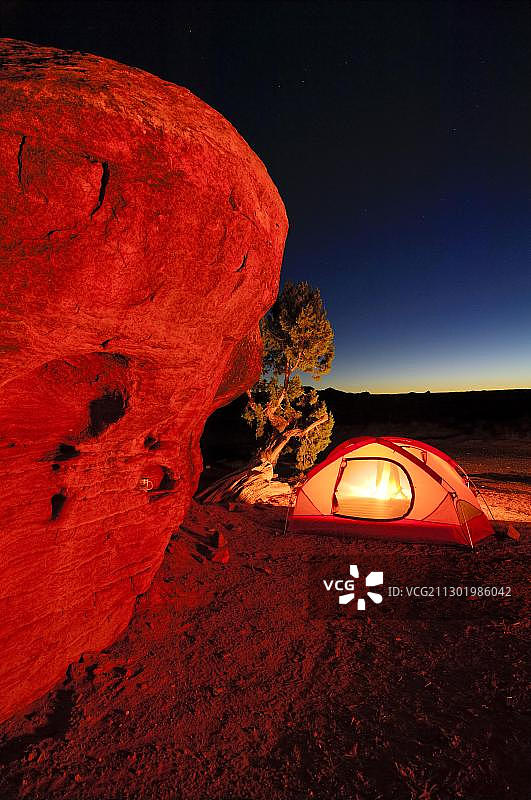 夜间营地与照明帐篷，峡谷地国家公园，美国图片素材