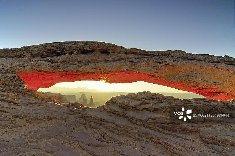 美国犹他州峡谷地国家公园黎明梅萨拱门图片素材