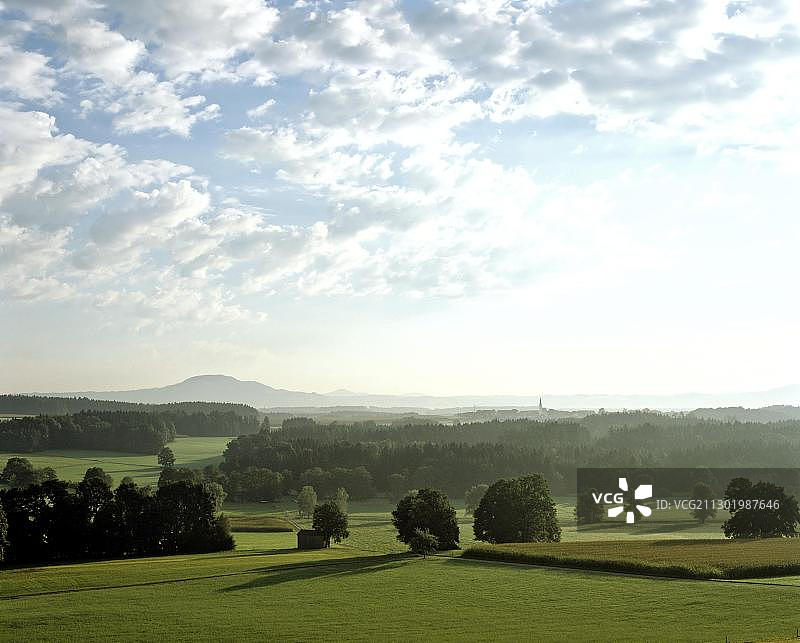 德国上巴伐利亚基姆高的丘陵景观图片素材