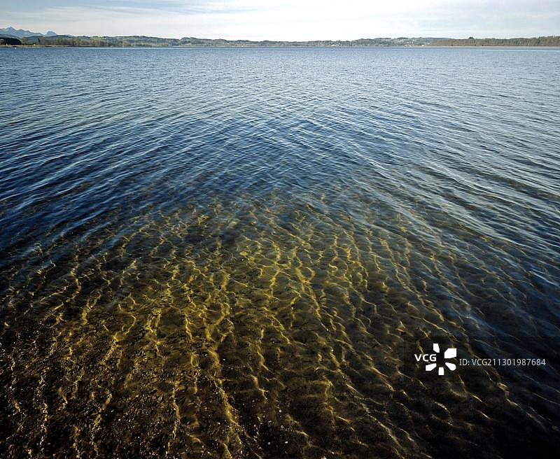 湖面上的光影图片素材