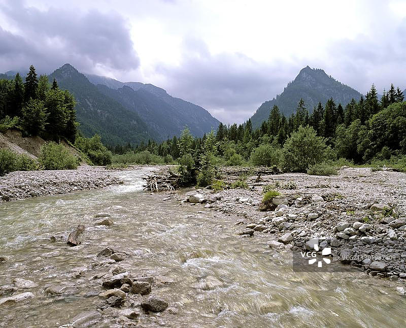 德国鲁波尔丁附近的菲施巴赫，左侧是阿德勒科普夫山，右侧是绍鲁塞尔山图片素材
