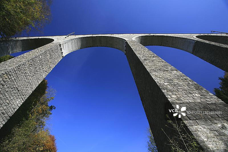 瑞士圣加仑吕蒂斯堡附近的秋色高架桥图片素材