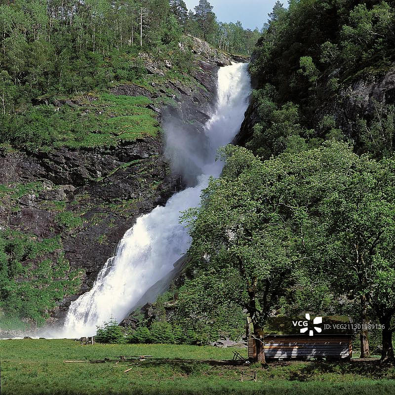 挪威西部的胡德雷福斯瀑布图片素材