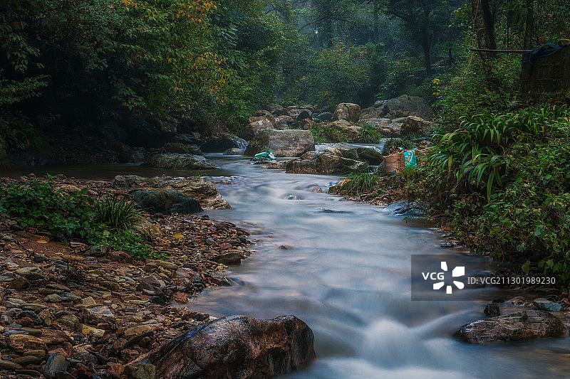 山中小沟图片素材