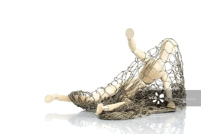 被网住的木制玩偶图片素材