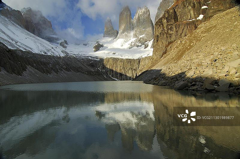 在智利百内国家公园冰川湖中倒映的三个岩石塔图片素材