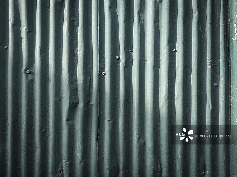 破旧变形的瓦楞铁特写图片素材