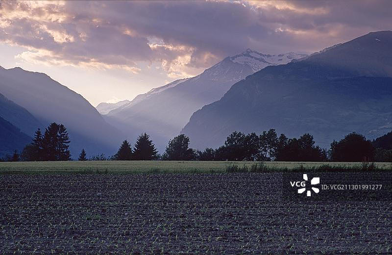 奥地利卡林西亚利泽河谷附近的田野图片素材