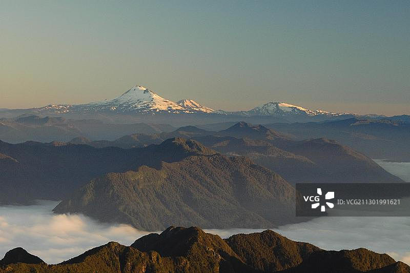 从比亚里卡火山看到的亚伊马火山，位于智利巴塔哥尼亚普孔，南美洲图片素材