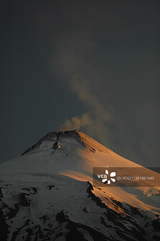 智利巴塔哥尼亚普孔的比利亚里卡火山黄昏图片素材