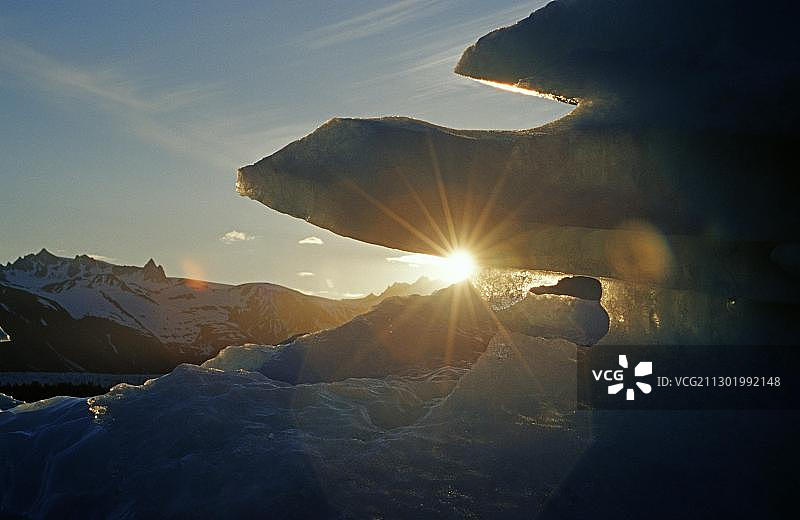 美国阿拉斯加州基奈峡湾国家公园冰山日落图片素材