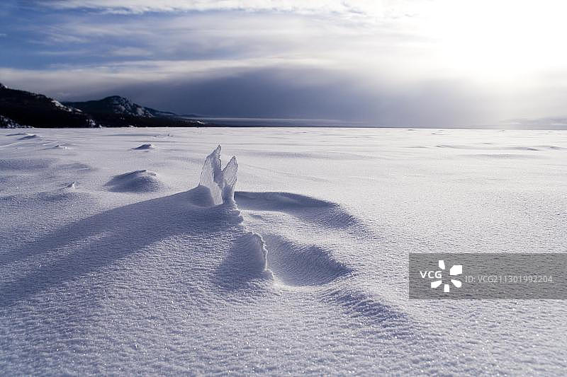 拉伯格湖的浮冰和积雪，加拿大育空地区，北美洲图片素材